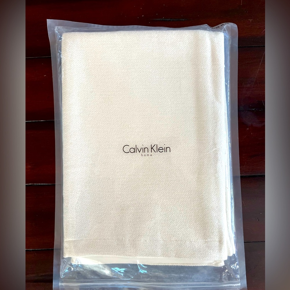 Calvin Klein European sham for 66x66 cm pillow. Ecru tortoise textured flange.